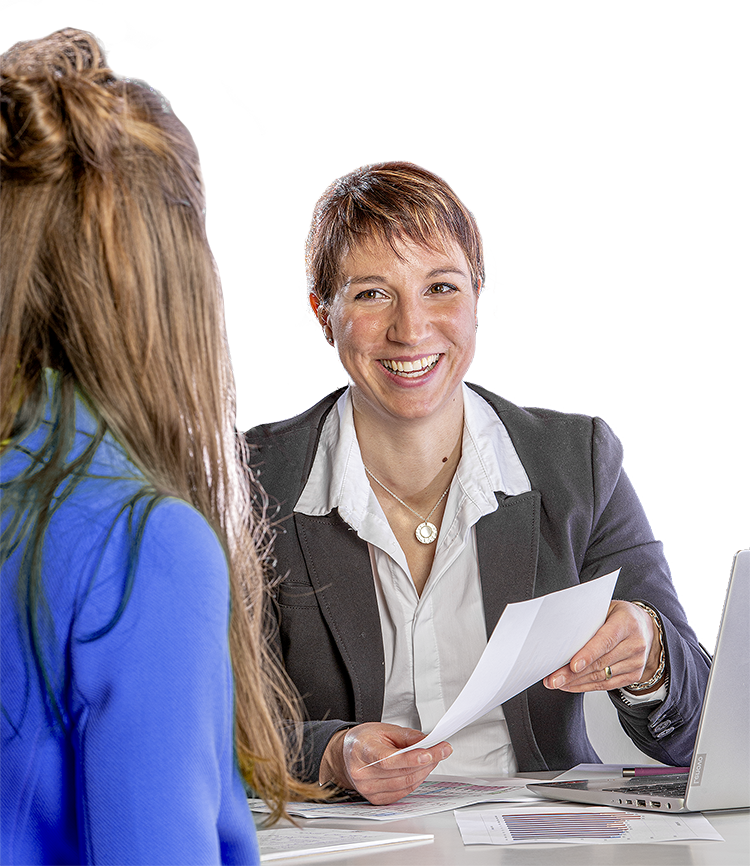 Gila Aberle berät eine Kundin